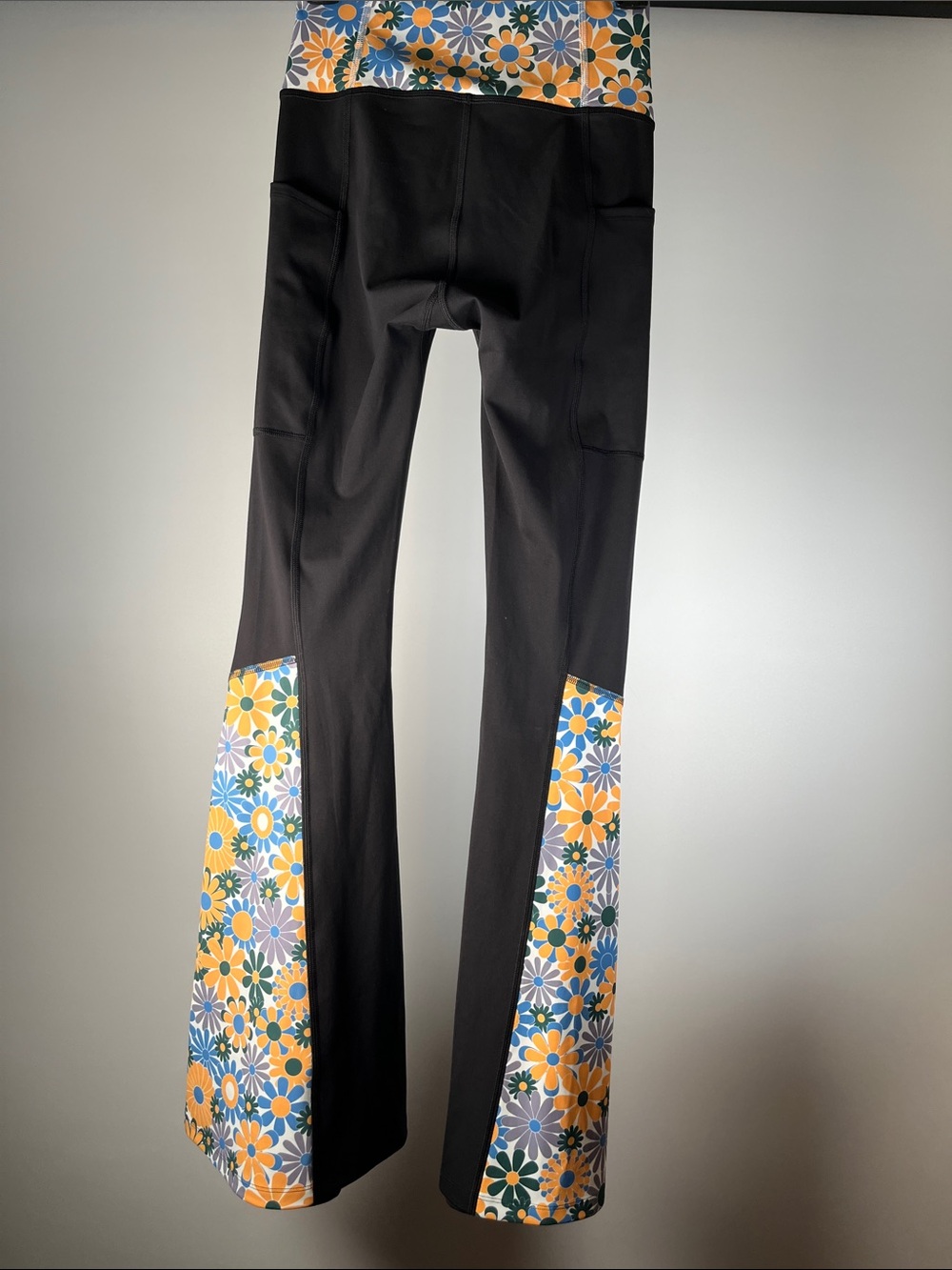 STUNNER Two pieceWomen’s Floral Panel Black Flare Leggings and Top size SMALL